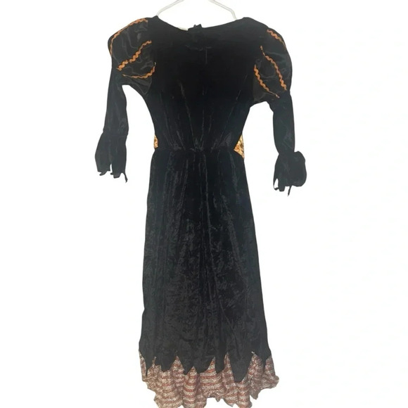 Enchanting Green and Black Witch Costume - Picture 2 of 3